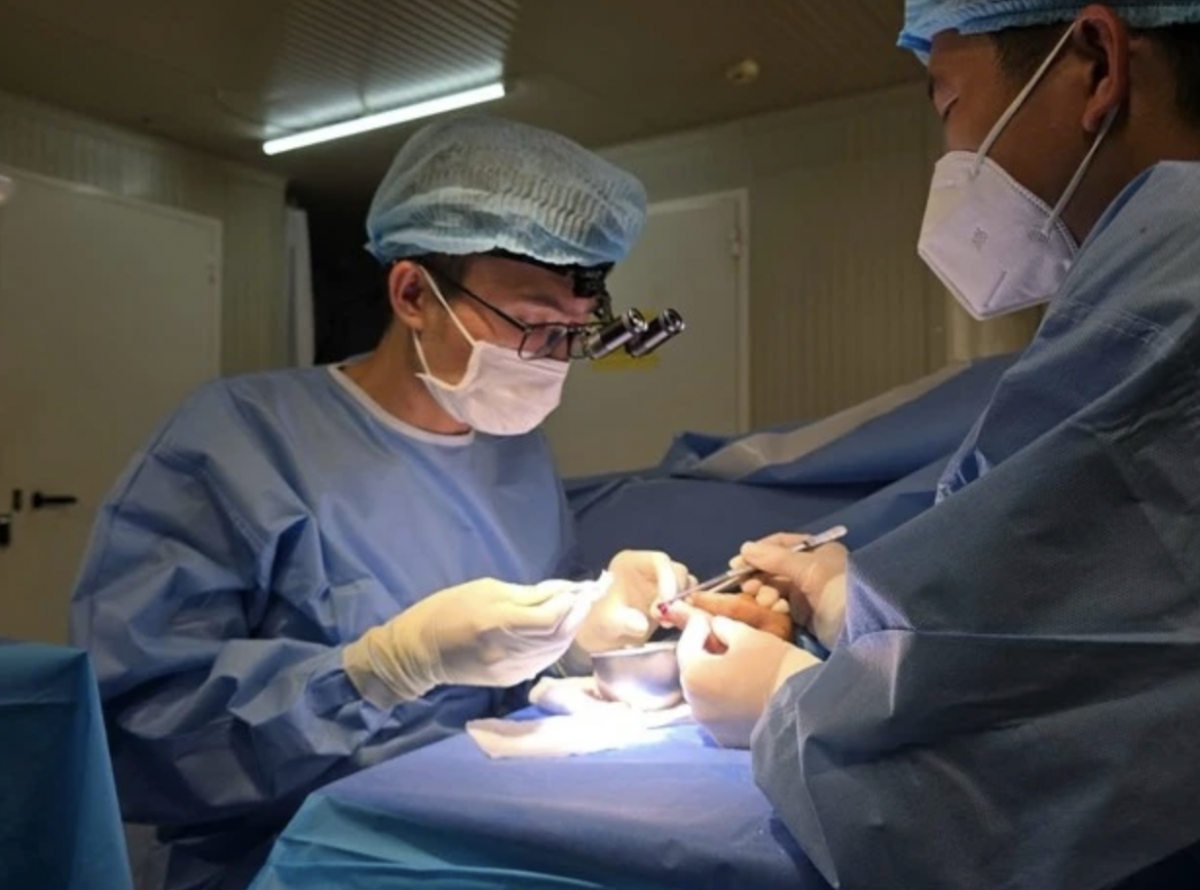 Vietnamese doctors in South Sudan saves nearly severed finger in complex surgery